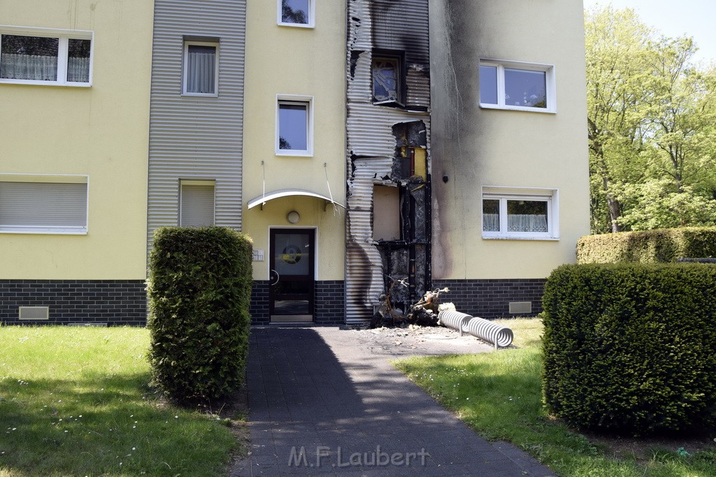 Rollerbrand dann Feuer 1 Fassadenbrand Koeln Gremberg Kroppergasse P02.JPG - Miklos Laubert